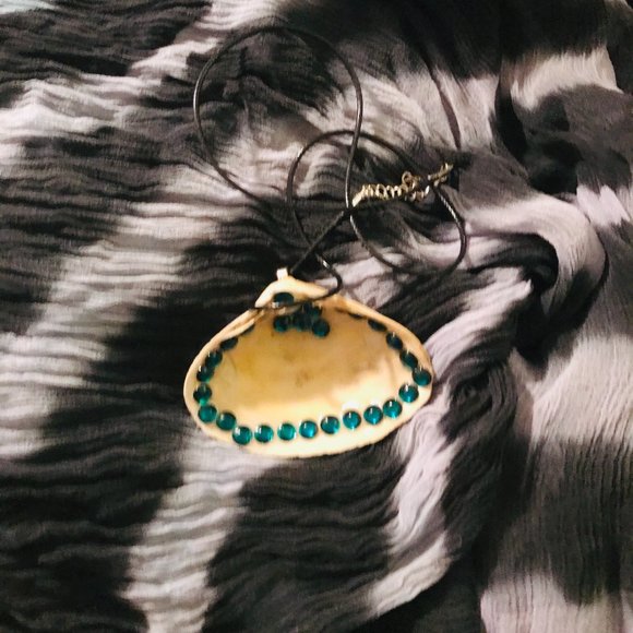 Seashell Vintage Rare UNique Rhinestone One of a Kind Handmade Seashell Necklace - Picture 8 of 16